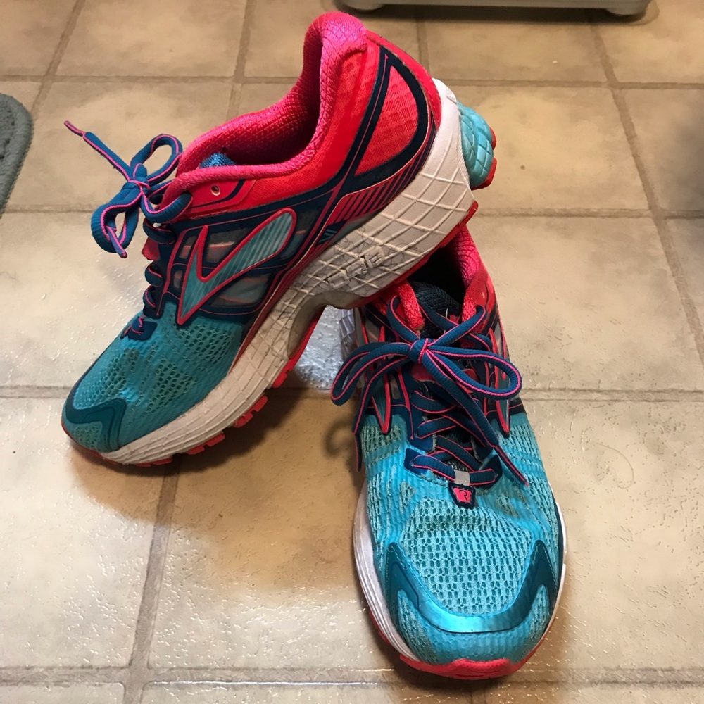 Brooks Ravenna 6 running sneakers - size 6.5